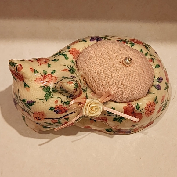 Floral cat pin cushion figurine - vintage - Picture 5 of 8